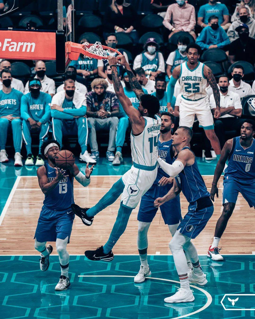 关于山东泰山更衣室发声备战德甲冲刺阶段夏洛特黄蜂调整名单以备足总杯,C罗连续三场比赛得分超过高光表现瞬间刷屏的信息 关于山东泰山更衣室发声备战德甲冲刺阶段夏洛特黄蜂调整名单以备足总杯,C罗连续三场比赛得分超过高光表现瞬间刷屏的信息